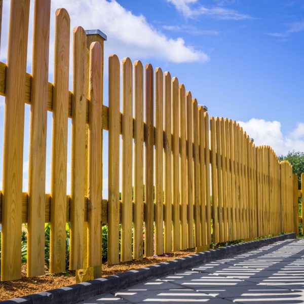 Houten tuinhekken plaatsen en repareren